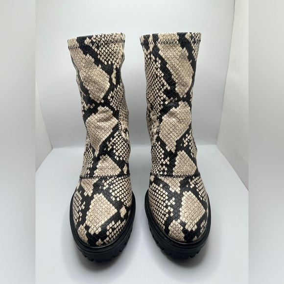 NEW Vince Camuto Erettie Black White Snake Print High Block Heel Booties 7.5M - Picture 3 of 13
